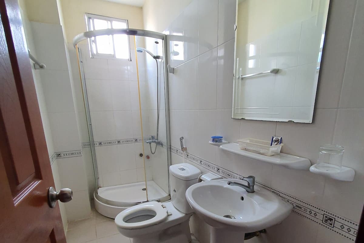 Standard Double Room Single Use | Bathroom | Free toiletries, hair dryer, slippers, bidet