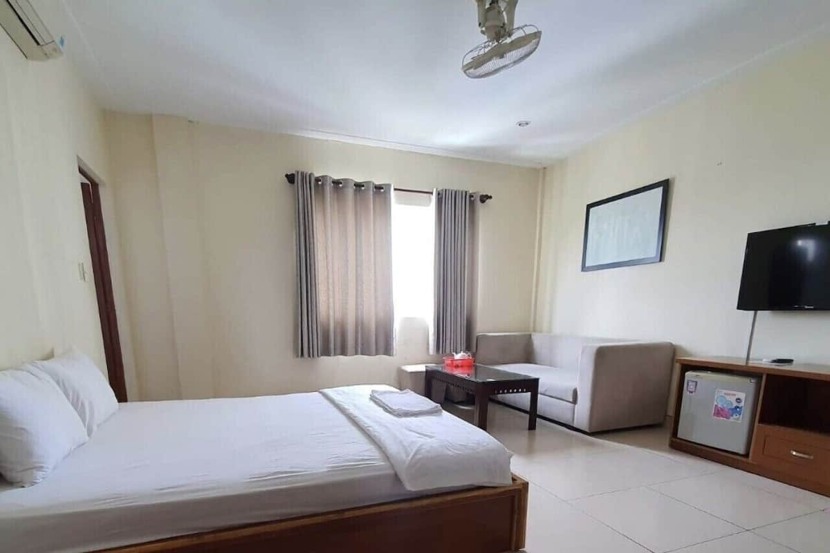 VIP Room | Hypo-allergenic bedding, pillow-top beds, minibar, desk