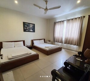 全景双人房 | 防过敏的被褥、加厚床垫、迷你吧、办公桌