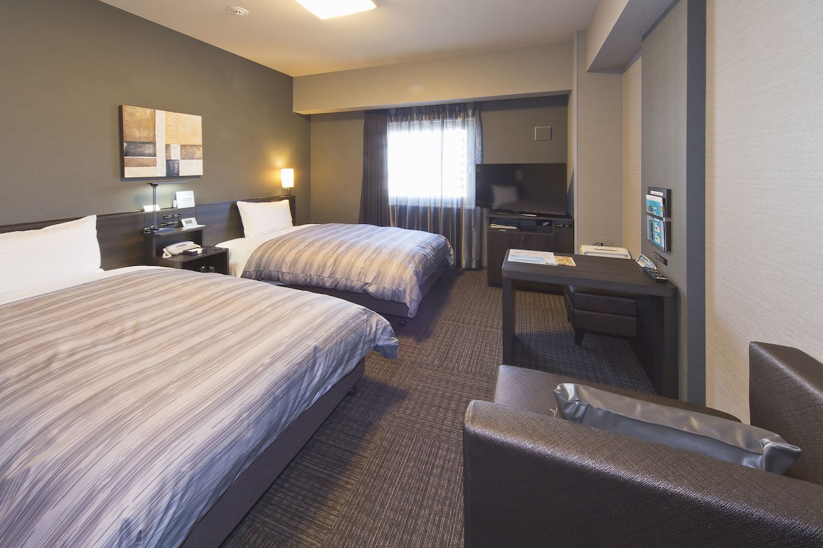 comfort twin room, non smoking | 1 bedroom, desk, free wifi, bed sheets