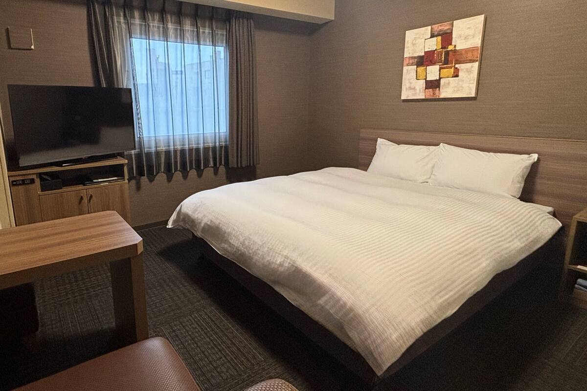 Desk, WiFi (free), bed sheets