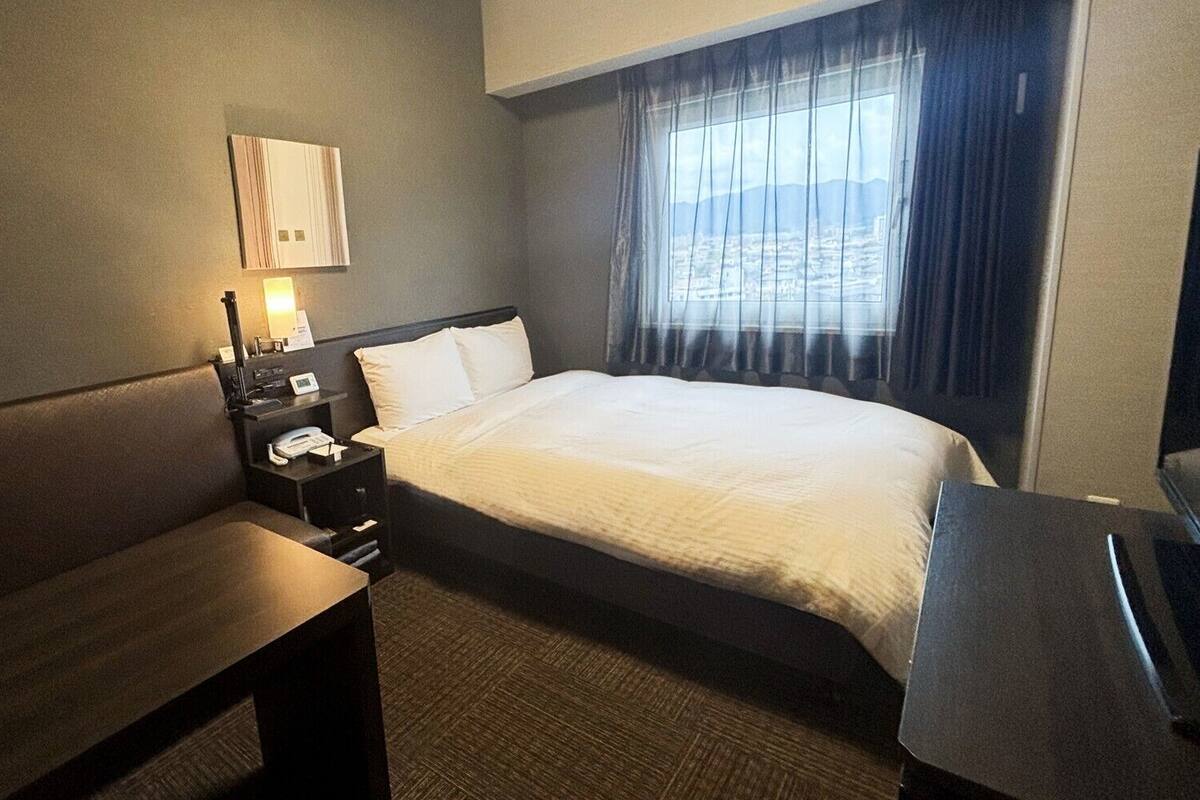 Desk, WiFi (free), bed sheets