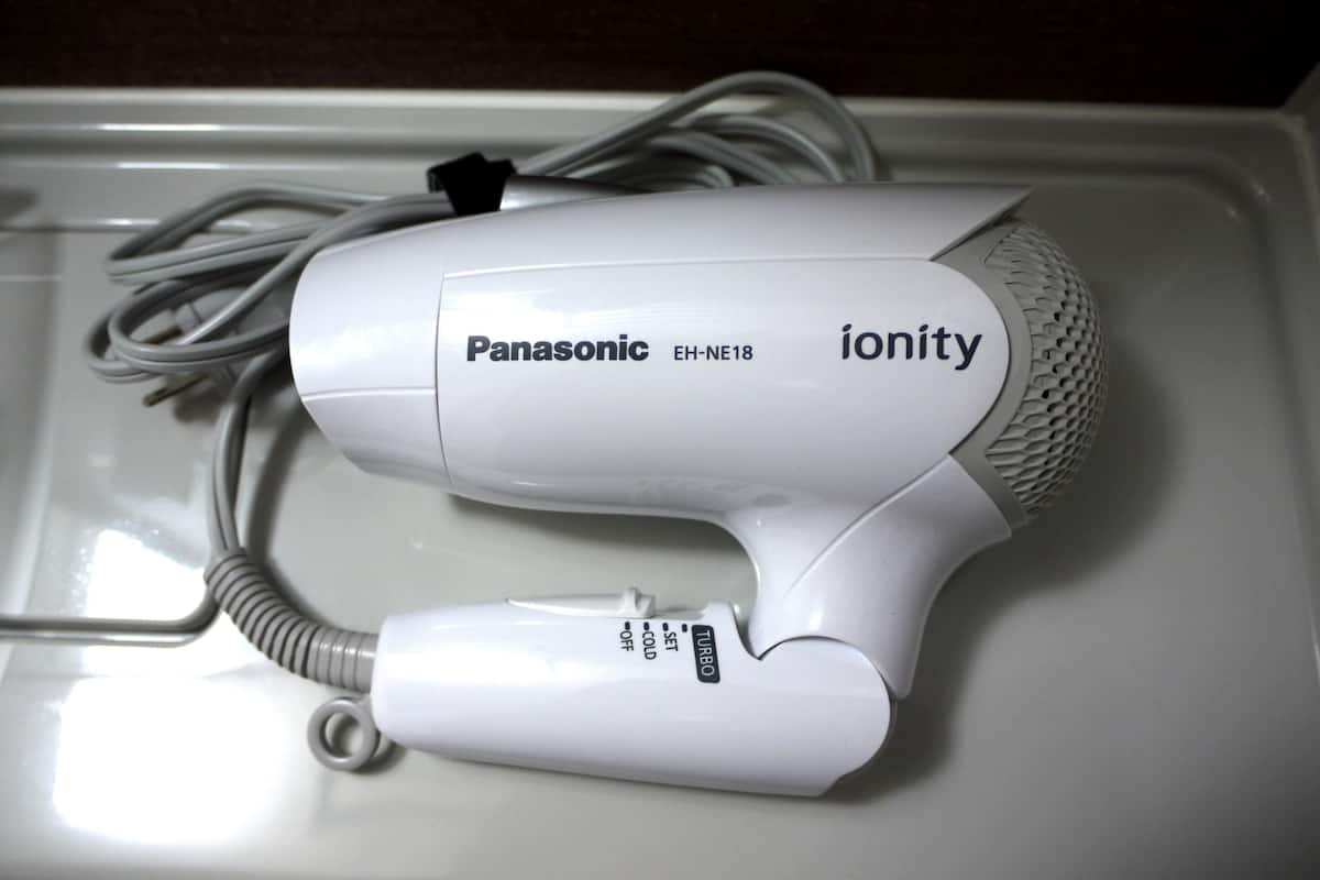 combined shower/bathtub, free toiletries, hair dryer, slippers