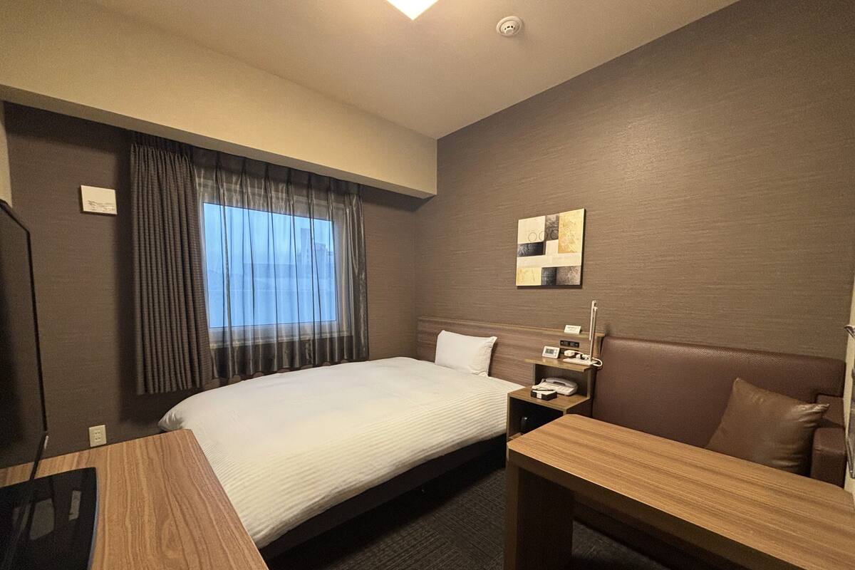 Desk, WiFi (free), bed sheets