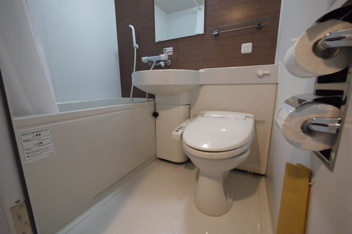 combined shower/bathtub, free toiletries, hair dryer, slippers