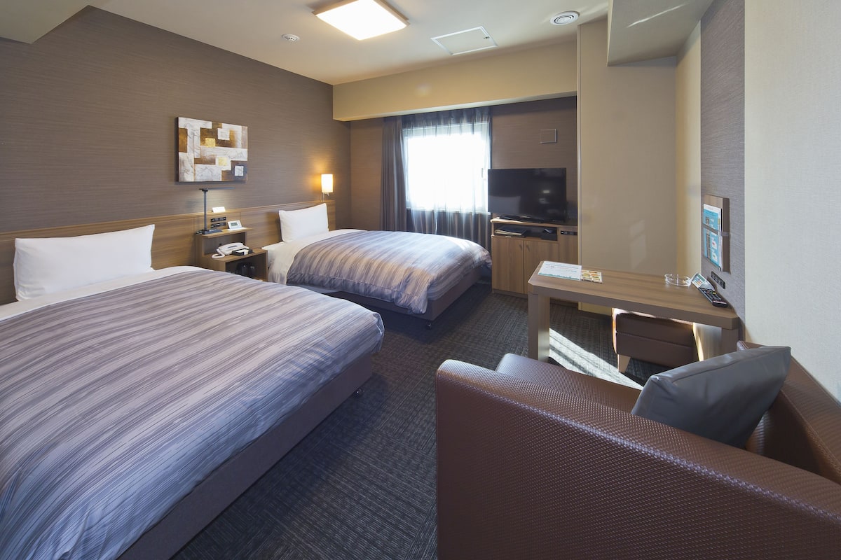 Desk, free WiFi, bed sheets