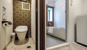 Separate bathtub and shower, deep-soaking bathtub, free toiletries - Leisurely Home Namba (Osaka)