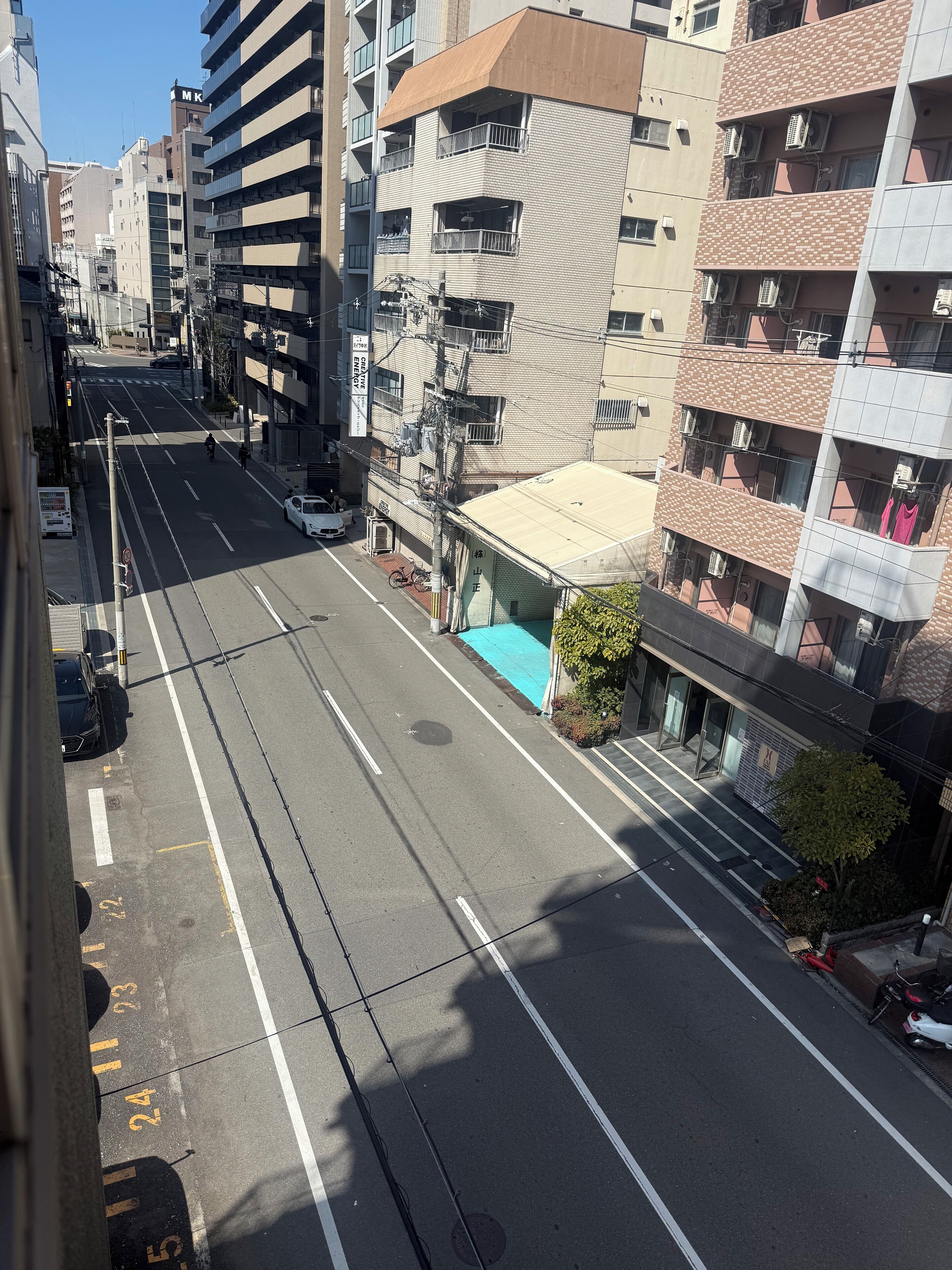 Un edificio de varios pisos con techo plano y acceso a nivel de calle.
