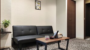 Biancheria da letto di alta qualità, copriletto in piuma, una scrivania