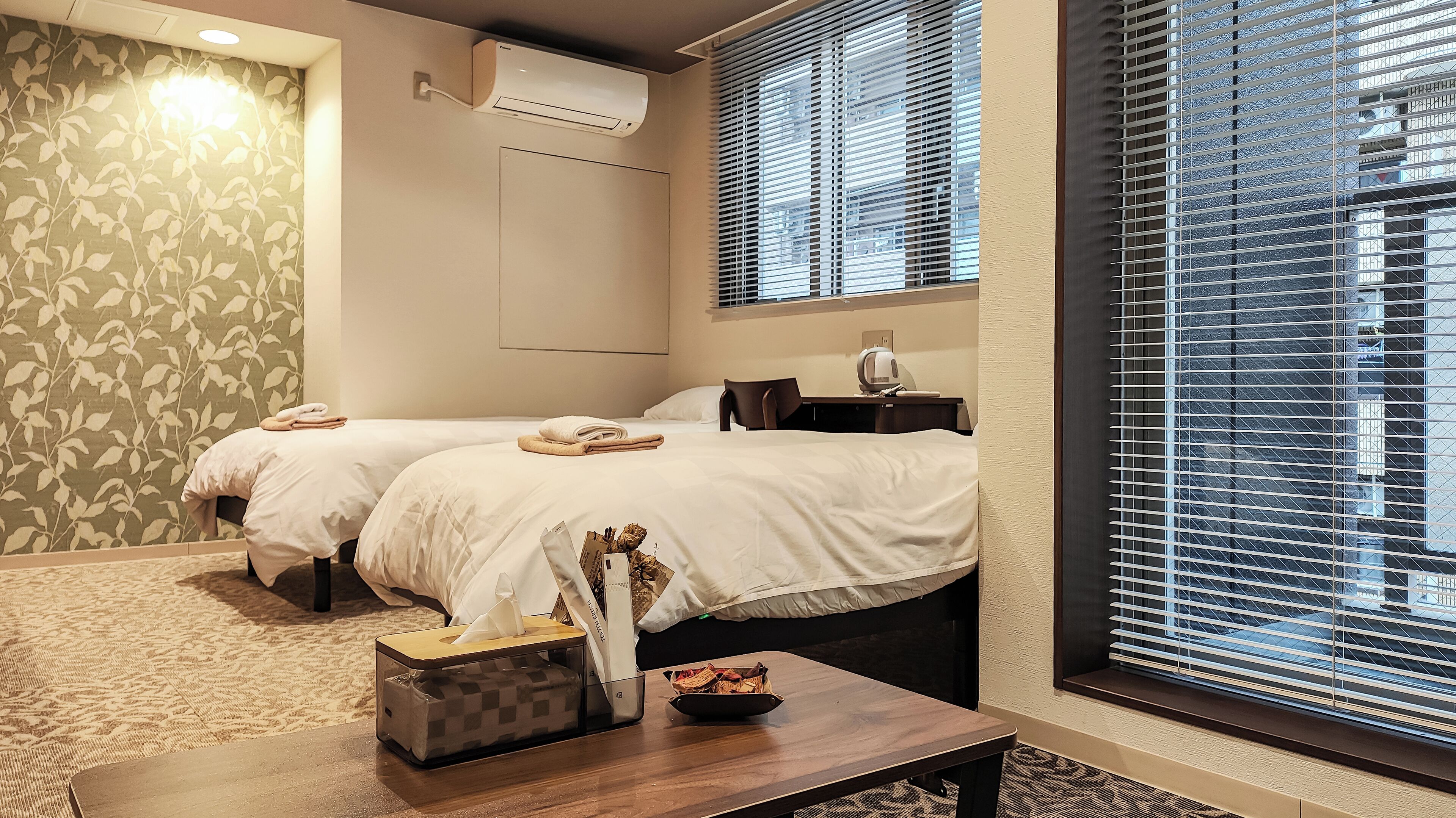 Zweibettzimmer | Hochwertige Bettwaren, Daunenbettdecken, Schreibtisch