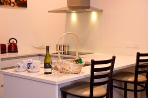 Departamento empresarial, 2 camas Queen size, para no fumadores | Cocina privada | Refrigerador, microondas y tetera eléctrica