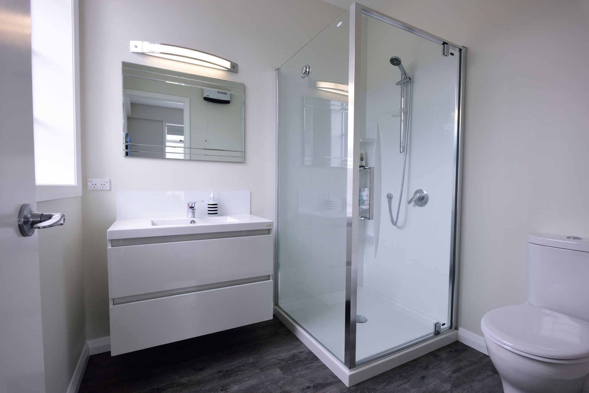 Modern 2 Bedroom Apartment | Bathroom | Shower, designer toiletries, hair dryer, towels