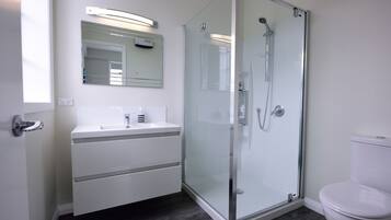 Modern 2 Bedroom Apartment | Bathroom | Shower, designer toiletries, hair dryer, towels