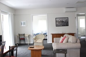 Business-Apartment, 2 Queen-Betten, Nichtraucher | Wohnzimmer | Flachbildfernseher