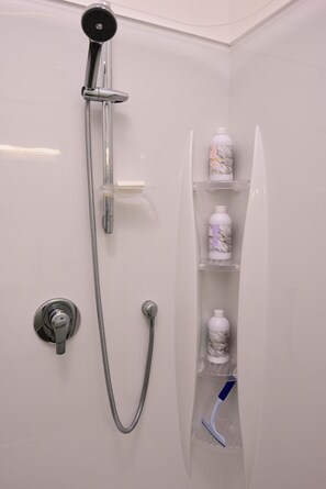 Peaceful Central Studio | Bathroom shower