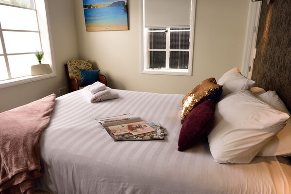 بديكورات فريدة لكل غرفة وطراز فريد لكل وحدة وأسرّة قابلة للطي