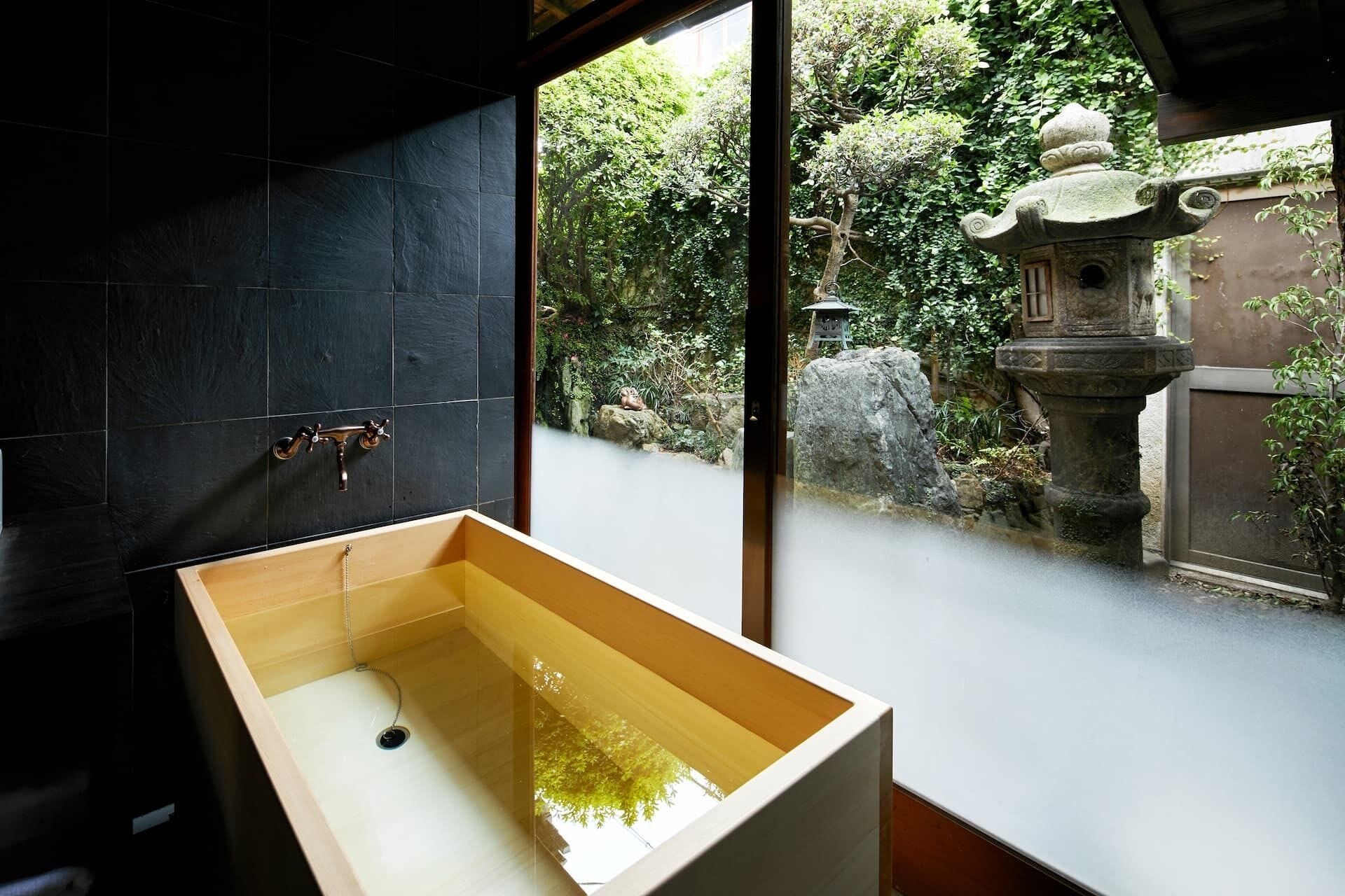 Chambre Tradition (with Open-air-Cypress bath) | Salle de bain
