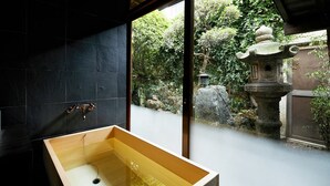 ห้องทราดิชันนัล (with Open-air-Cypress bath) | ห้องน้ำ