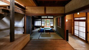 ห้องทราดิชันนัล (with Open-air-Cypress bath) | บริเวณนั่งเล่น