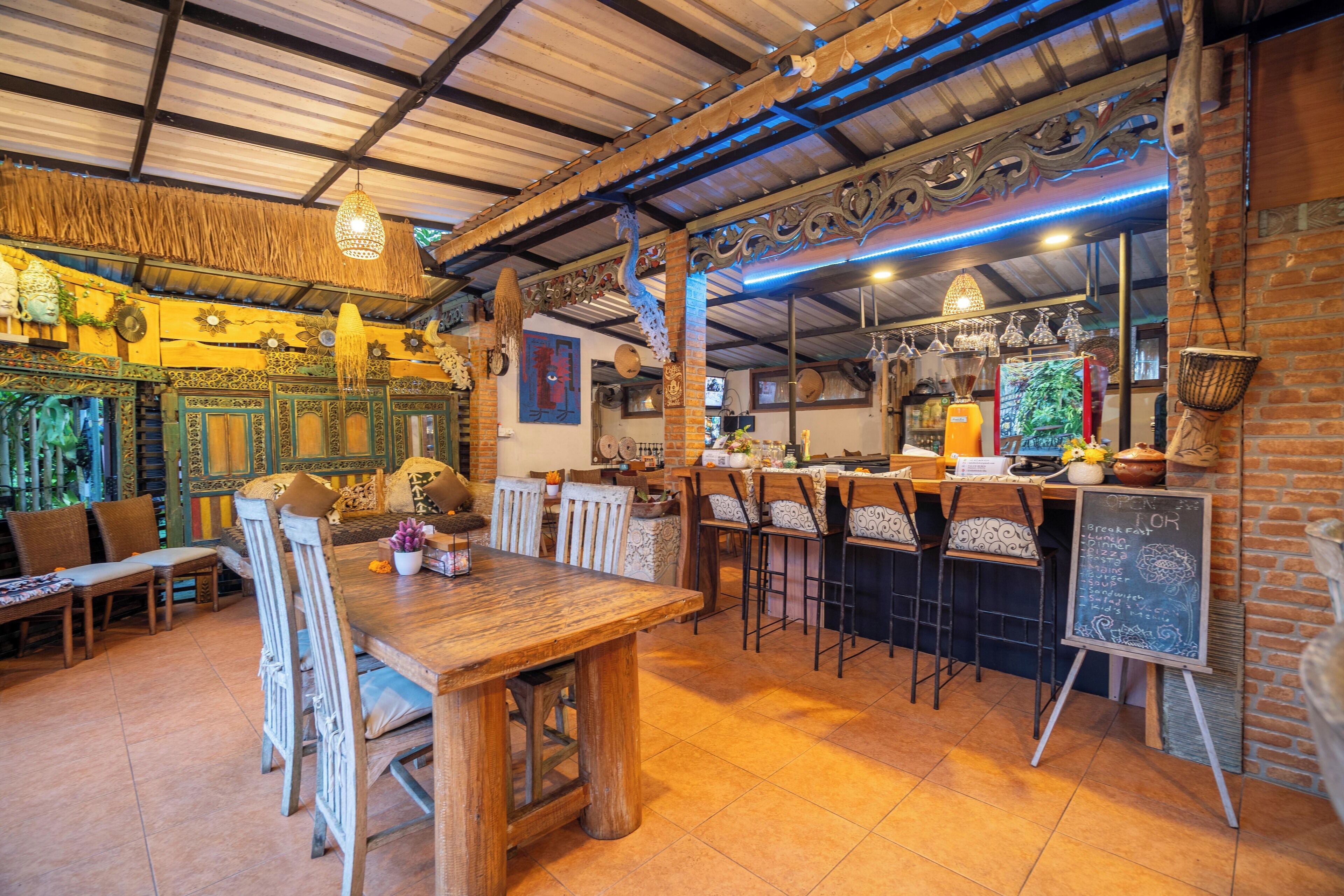 Ein rustikales Restaurant-Interieur mit einem Holztisch, Stühlen und einer Bar.