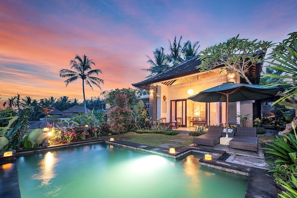 Bagian depan properti - sore/malam