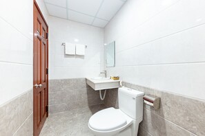 Habitación doble estándar | Baño | Regadera, pantuflas, bidet, toallas 
