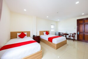 Minibar, meja kerja, Wi-Fi gratis, dan seprai linen