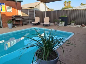 Outdoor pool - Country Mile Motor Inn (Forbes)