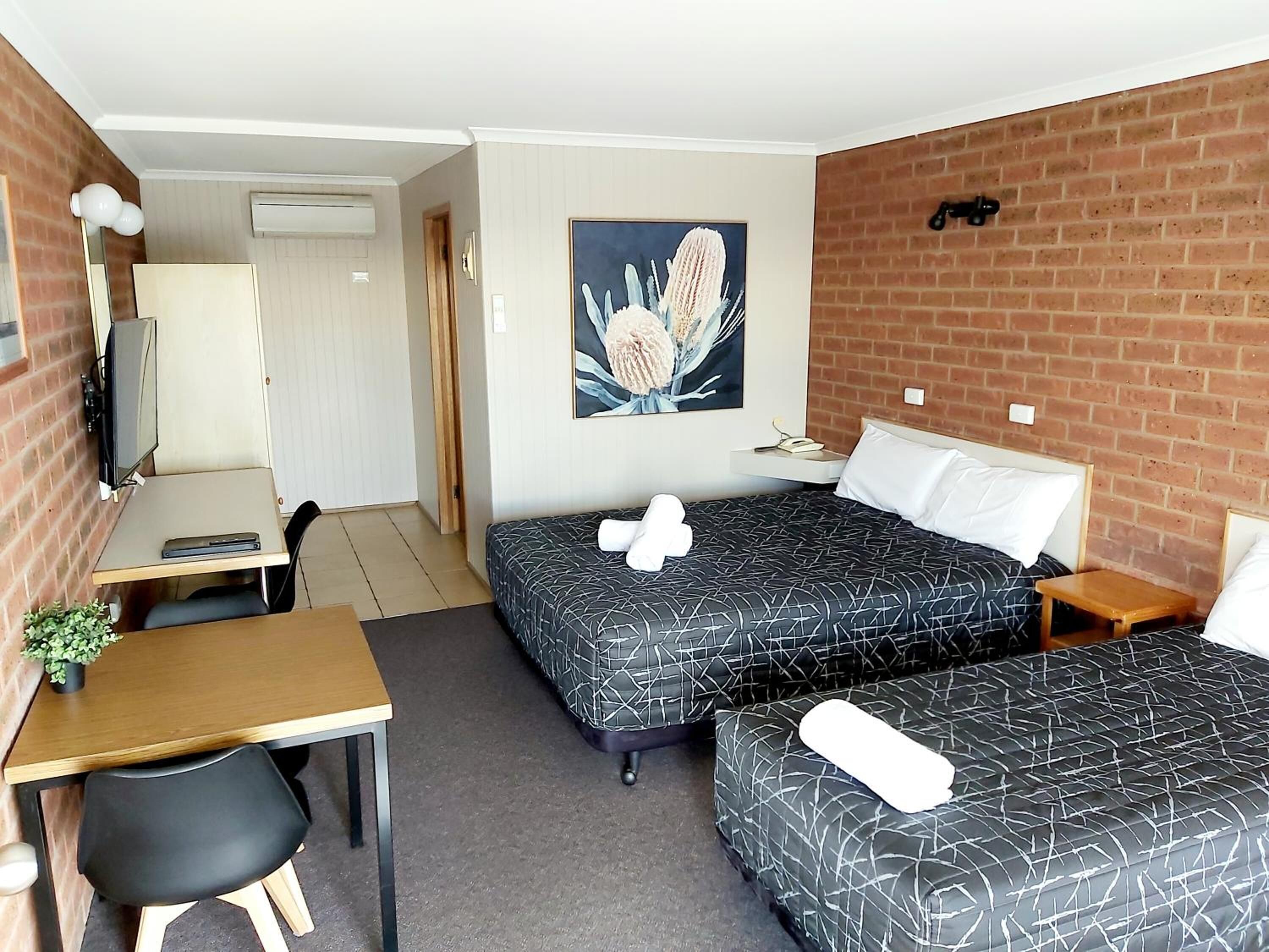 각각 다른 스타일의 인테리어, 각각 다르게 가구 비치, 책상, 노트북 작업 공간