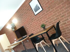 40-inch Smart TV with digital channels, TV, Netflix