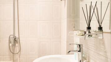 Apartment | Badezimmer | Dusche, kostenlose Toilettenartikel, Haartrockner, Hausschuhe