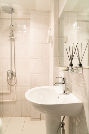 Apartment | Badezimmer | Dusche, kostenlose Toilettenartikel, Haartrockner, Hausschuhe