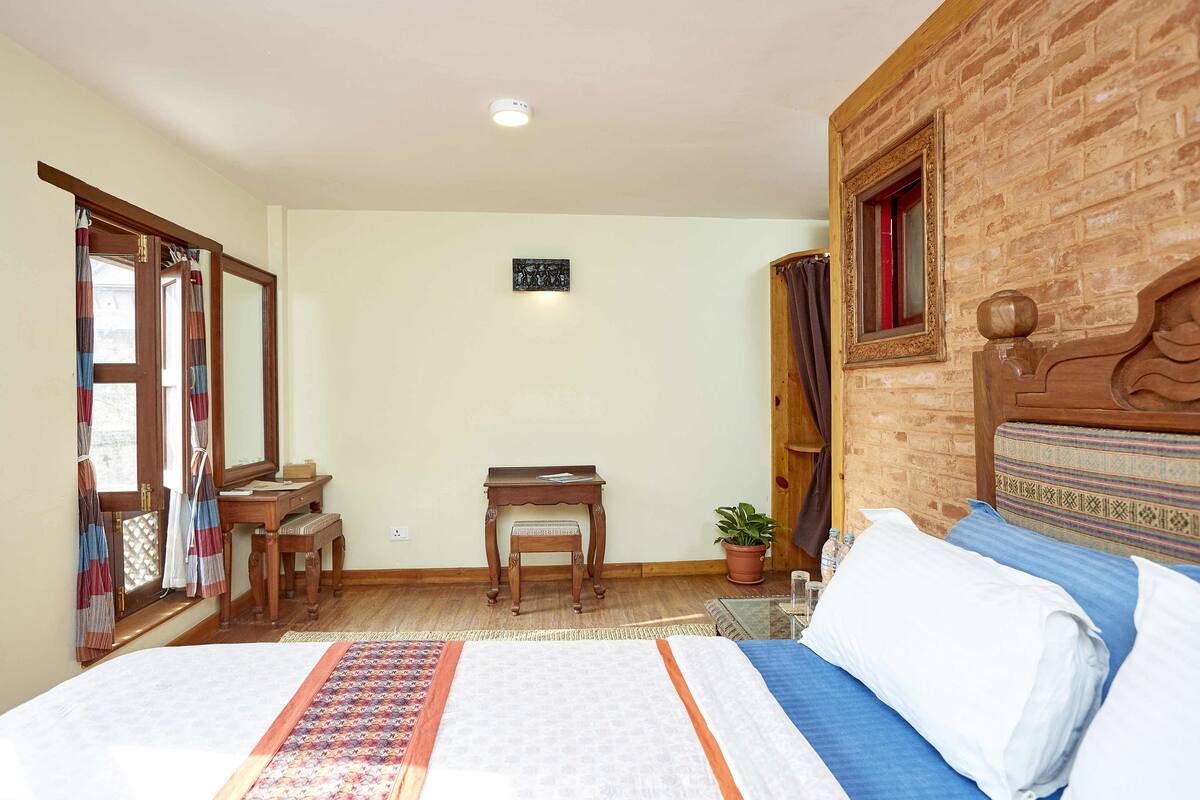 Deluxe-huone | Silitysrauta/-lauta, ilmainen Wi-Fi