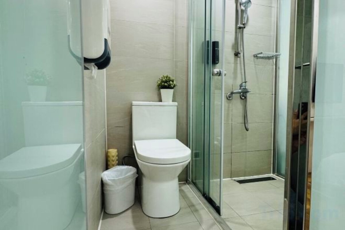 Une salle de bain moderne équipée de toilettes, d’un bidet et d’une douche.