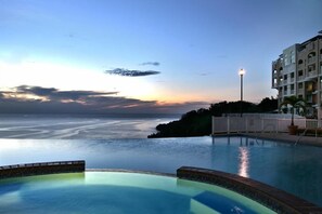 An infinity pool - Villa iL moüre: Oceanview with Balcony Bliss (Aguadilla)
