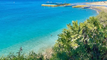 Una spiaggia nelle vicinanze, lettini da mare, teli da spiaggia