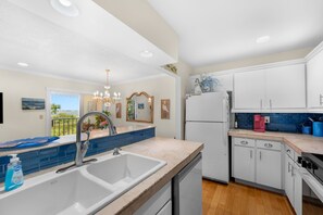 Een microgolfoven, een vaatwasser, een koffiezetapparaat/waterkoker