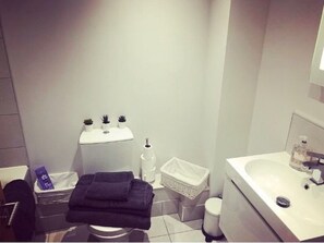 Bathroom - Exec Spec Apartments - Tower Street (Winchester)