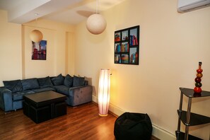Apartamento, 1 quarto, vista para a cidade | Área de estar | TV de tela plana
