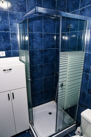 Appartement, 1 slaapkamer, uitzicht op de stad | Badkamer | Een douche, gratis toiletartikelen, een haardroger, pantoffels