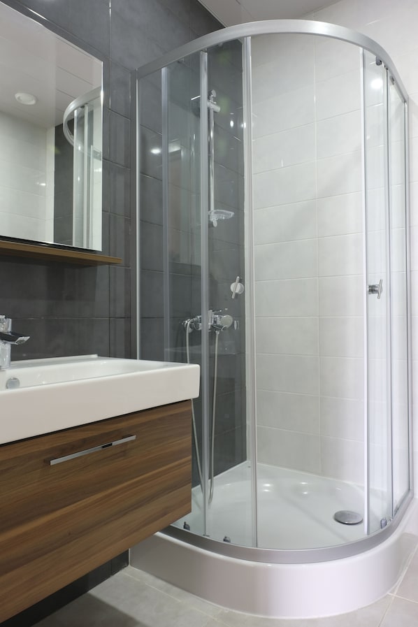 Comfort Apartment, 1 Bedroom | Bathroom shower
