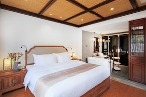 Deluxe Double Room | In-room safe, desk, blackout drapes, iron/ironing board - Maison New Century Nanxun Huzhou (Huzhou)