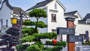 Un edificio tradicional con señalización que indica un hotel y restaurante.