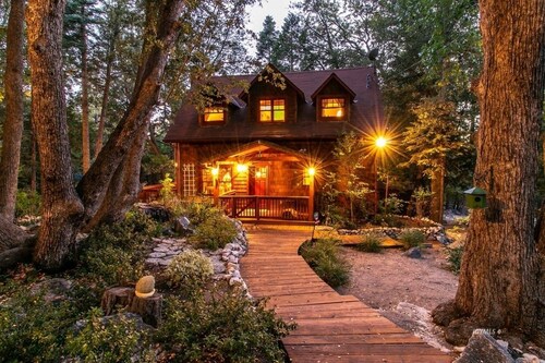 Beautiful Storybook Home with hot tub, in the forest. Close to hiking trails.