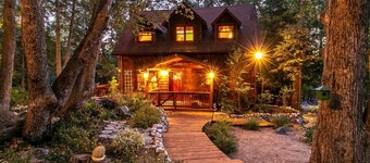 Magnifique livre de contes Home By The Creek 3 chambres / 2 salles de bain - Magnifique!