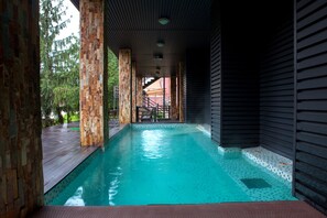 Una piscina al aire libre, tumbonas