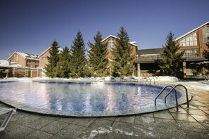 Piscina externa, espreguiçadeiras