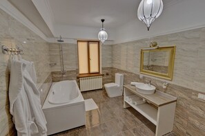 Deluxe Double Room | Bathroom | Shower