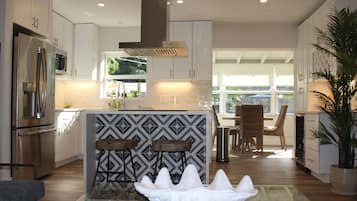 Køleskab, mikrobølgeovn, ovn, kogeplade