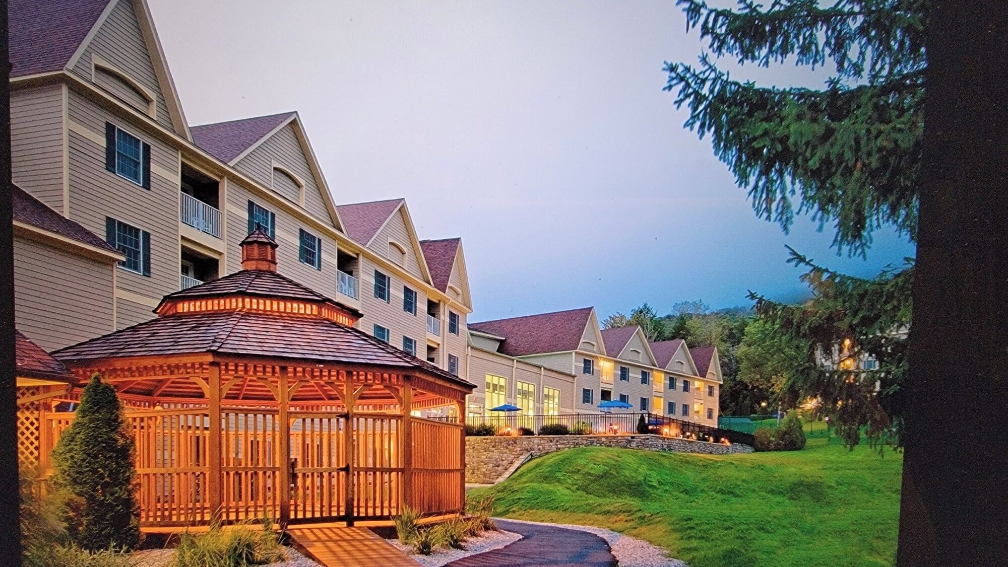 Pres day weekend!  STUDIO Sleeps 4 Ski in/out  Wyndham Bentley Brook JIminy